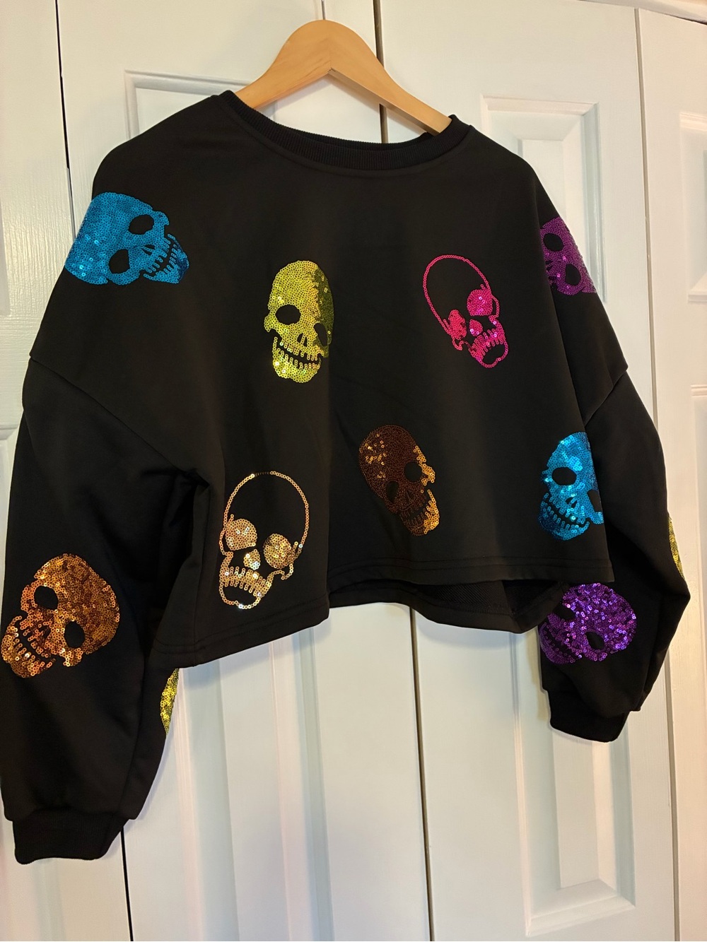 Black woman’s Sequin Skull Crop Sweatshirt - Multicolor